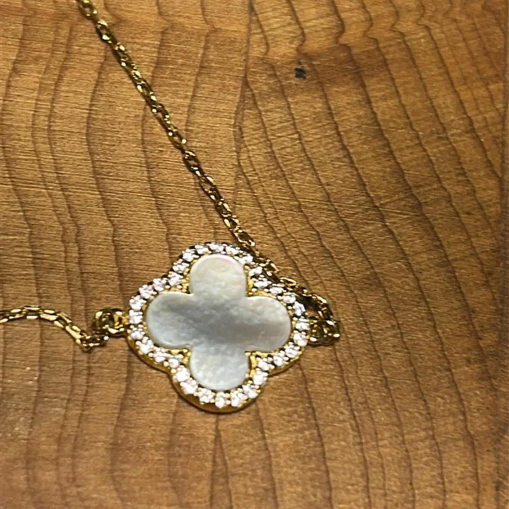 NWT Rachel Zoe gorgeous bracelet mother of pearl clover bracelet